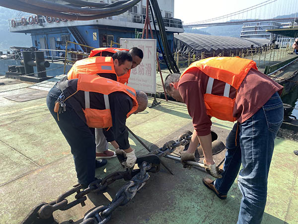 6265ed23bd760.jpg 技改前需要3-4人卡住錨鏈.jpg